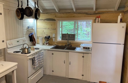 Summerville Centre Cabin | Classic Seaman's Lodge - directly across from the Quarterdeck (Pet Friendly!)