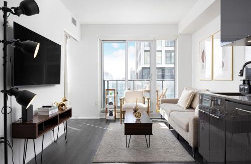 Garden District Apartment | Classy and Luxury 2 bedroom apartment 5 mins to Dundas Square