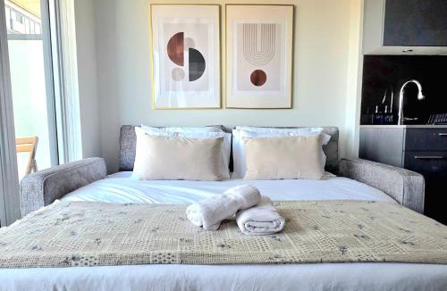 Garden District Apartment | Classy and Luxury 2 bedroom apartment 5 mins to Dundas Square