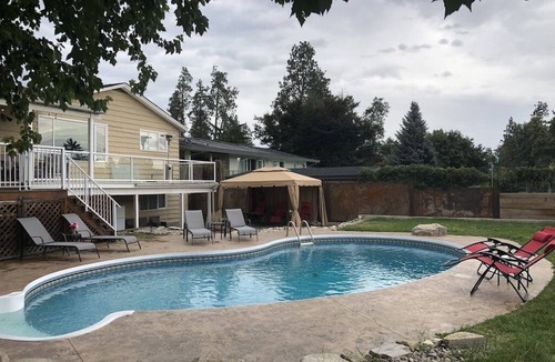 Central Okanagan House | Clean and Comfortable House with Swimming Pool on Golf Course