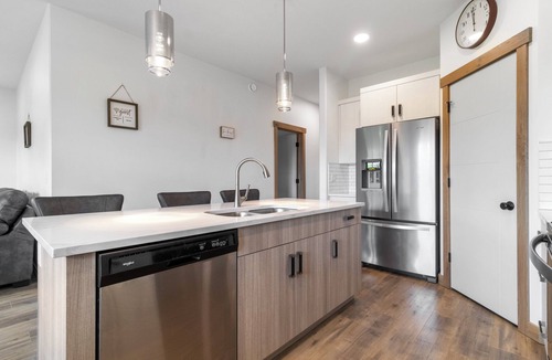 Sylvan Lake House | Clean, Cozy, 4 Bedroom House ~ Close to the Lake ~ Air Conditioning ~ Games Room