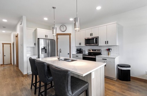 Sylvan Lake House | Clean, Cozy, 4 Bedroom House ~ Close to the Lake ~ Air Conditioning ~ Games Room