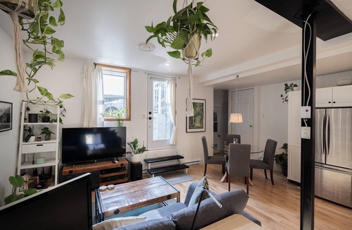 Verdun Apartment | Clean & cozy renovated 2 bedroom apartment steps from away the metro in Verdun!