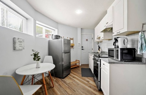 Burnaby House | Clean & Modern 1 Bedroom Suite