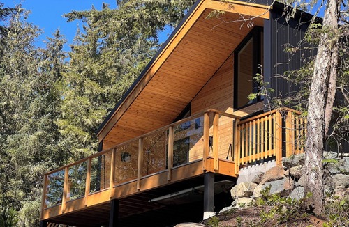 Juan de Fuca Electoral Area House | Cliffside Hideaway: Luxurious, Peaceful, with Gorgeous views Over the Ocean