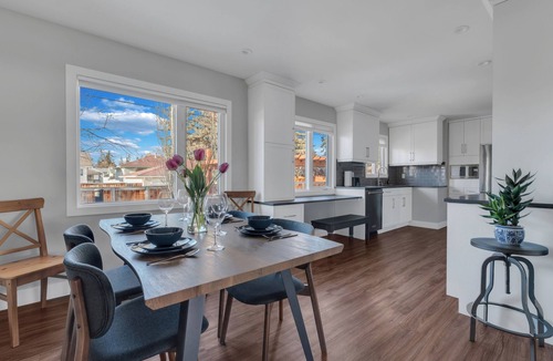 Southwest Calgary House | Close to Stampede> 8 adults+children> 2 Living Rooms> 4 BDR> Backyard> Park Free