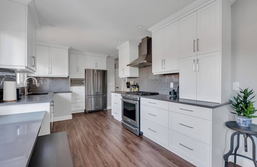Southwest Calgary House | Close to Stampede> 8 adults+children> 2 Living Rooms> 4 BDR> Backyard> Park Free