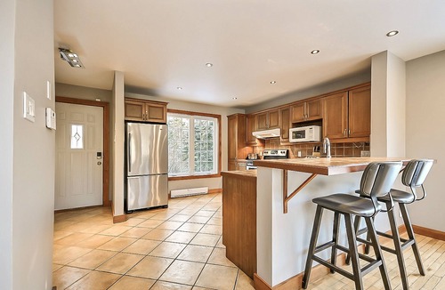 Lac-Superieur Ski Chalet | CLOSE to Tremblant’s North Side lifts, WELL LOCATED, with Hot Tub, Private!