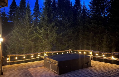 Lac-Superieur Ski Chalet | CLOSE to Tremblant’s North Side lifts, WELL LOCATED, with Hot Tub, Private!