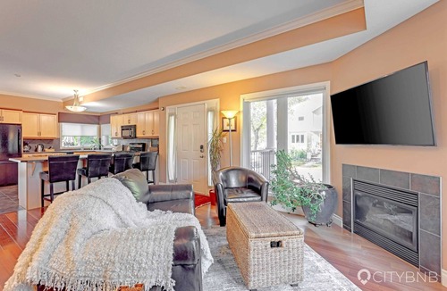 Edmonton House | Cloverdale. Sleeps 4. Steps from River Valley.