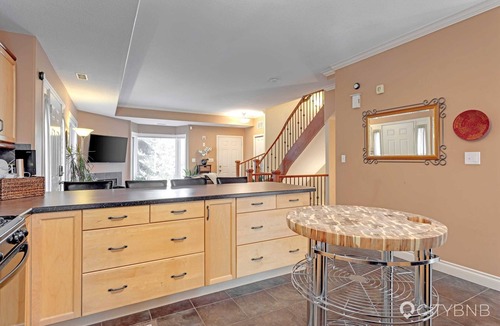 Edmonton House | Cloverdale. Sleeps 4. Steps from River Valley.