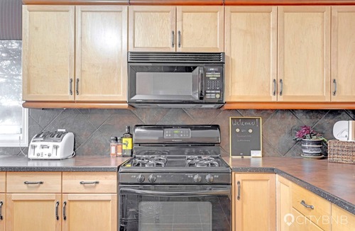 Edmonton House | Cloverdale. Sleeps 4. Steps from River Valley.