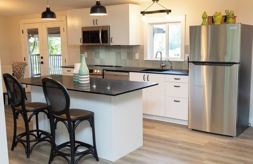Langley House | Coach house on flower farm. Near to wineries/VCR Zoo/Ft Langley/Thunderbird.