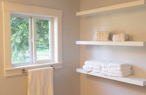 Langley House | Coach house on flower farm. Near to wineries/VCR Zoo/Ft Langley/Thunderbird.