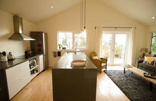 Bowen Island House | Coast modern coach house , separate cottage on 1,2 acer with ocean view