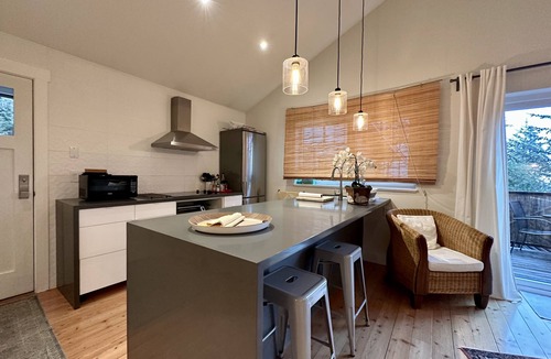 Bowen Island House | Coast modern coach house , separate cottage on 1,2 acer with ocean view
