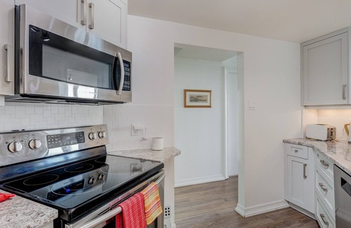 Downtown Victoria Condo | Coastal Charm – Breathtaking Views with Work Desk by Victoria Prime!