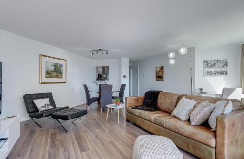 Inner Harbour Apartment | Coastal Duet - min 3-Day Stay Breathtaking Views with Work Desk by Victoria Prime!