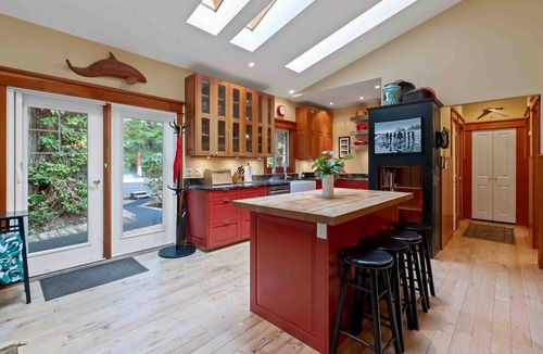 Tofino House | Coastal Haven-Steps from beach, Hot tub, Piano, BBQ