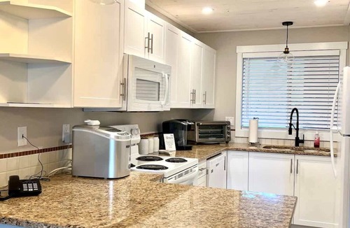 Regional District of Nanaimo Condo | Coastal Oasis ★ Ocean ★ 1 Bdrm ★ Stocked Kitchen