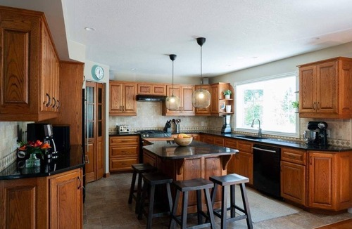 Southampton House | Coastal Vibe Cottage, sleeps 10, 9 beds, 7-minute walk to beach & town