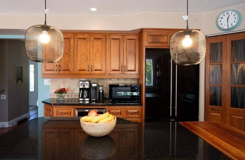Southampton House | Coastal Vibe Cottage, sleeps 10, 9 beds, 7-minute walk to beach & town