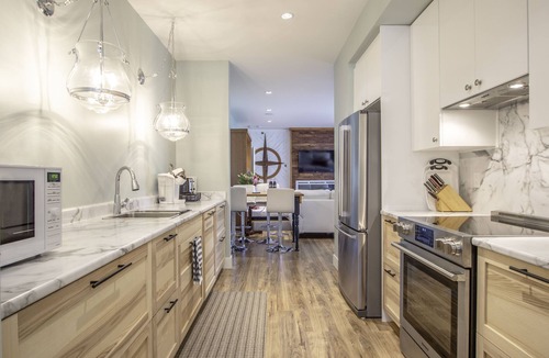 North Saanich House | Coastal Wishes- stunning view, hot tub, lux apartment sized suite