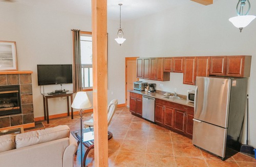 Tofino House | Cobble Wood & Bird Sanctuary Guest Houses