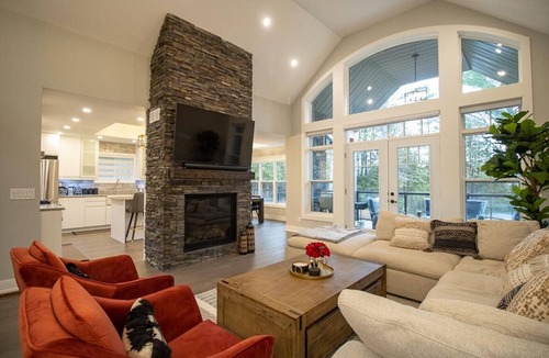 Faraday Cottage | Coe Lake Haus - Newly-Built Luxury Cottage w/Unlimited Wi-Fi, AC, & Watercraft