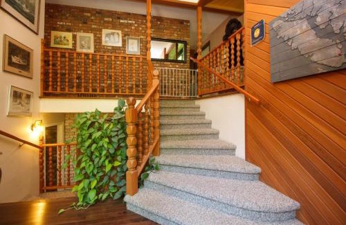 North Saanich House | Cole's Bay Vacation Retreat Library Room