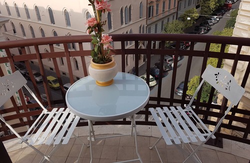 Esquilino Apartment | Colosseum Stay Where Rome Begins! Wake up to Rome’s most iconic skyline!