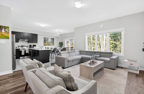 Gravenhurst House | Come stay at the Muskoka Lakes! Close to several golf courses, resorts and lakes