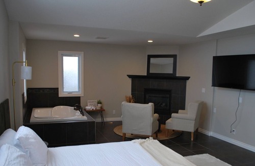 Sylvan Lake House | Comfort and style staying at an Executive House!