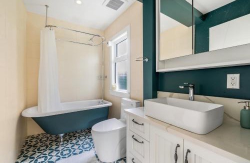 Dunbar House | Comfort House in Kerrisdale Private and Shared Rooms