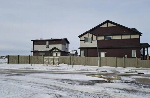 Northeast Edmonton House | Comfortable 3 BRMs 2.5 BTH Home & garage parking