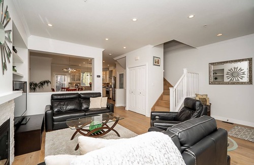 Willoughby House | Comfortable and Fully Equipped 3 BR, Steps Away from Langley Center - A/C