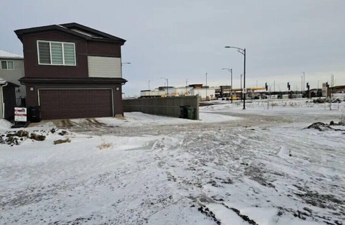 Northeast Edmonton House | Comfortable King Size BRM 1.5 BTH & Garage parking