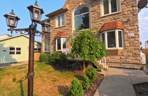 Hamilton Cottage | Comfortable stay in a large home on the shores of Lake Erie