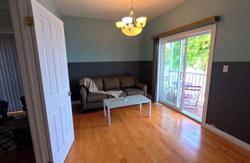 Hamilton Cottage | Comfortable stay in a large home on the shores of Lake Erie