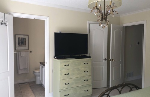 Alcona House | Comfortable Vacation Getaway in Innisfil Ontario.