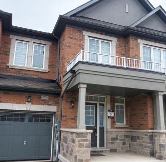 Alcona Apartment | Comfy 2BR Innisfil Townhome with Free Parking, WiFi, Full Kitchen, Laundry, Only 5 Mins to Innisfil Beach Park & 15 Mins to Friday Harbour Resort! Perfect for Family Travel or Baecations!