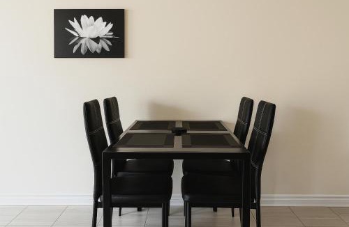 Alcona Apartment | Comfy 2BR Innisfil Townhome with Free Parking, WiFi, Full Kitchen, Laundry, Only 5 Mins to Innisfil Beach Park & 15 Mins to Friday Harbour Resort! Perfect for Family Travel or Baecations!