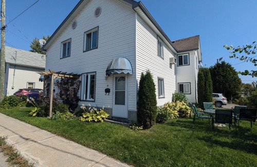 Downtown Gatineau House | Comfy by the 3 Rivers Pointe-Gatineau 3-4 month Rental Nov20-March31 OwnerInSun