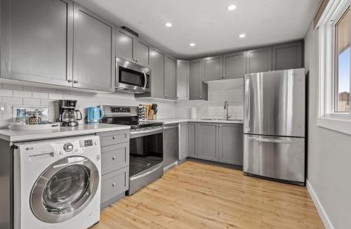 Tuxedo Park Apartment | Comfy, Cozy, Central Calgary, 2BR and 1BTH