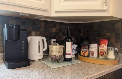 Airdrie House | Comfy Family Home - Pet Friendly + Free Parking