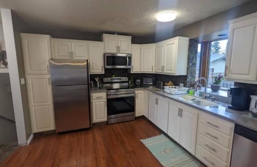 Airdrie House | Comfy Family Home - Pet Friendly + Free Parking
