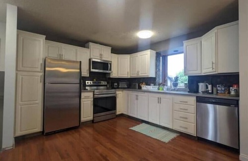 Airdrie House | Comfy Family Home - Pet Friendly + Free Parking
