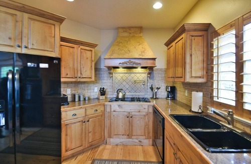 Wolf Creek House | Comfy Large Townhome with private hot tub