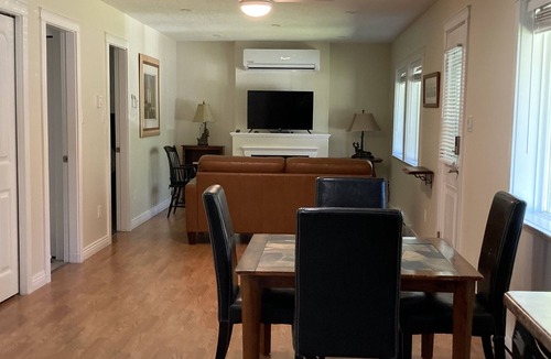 Comox House | Comox Carriage House: 300m to Beach, 40km to ski, 2 Queen Beds, fireplace
