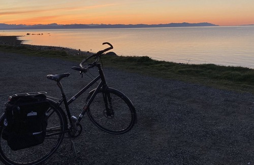 Comox House | Comox Carriage House: 300m to Beach, 40km to ski, 2 Queen Beds, fireplace